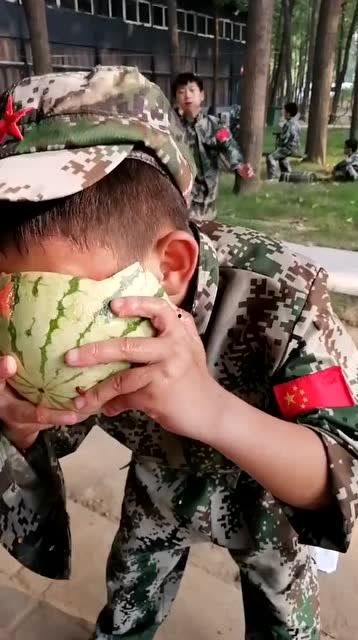 农村小孩吃瓜图,农村小孩的夏日吃瓜时光