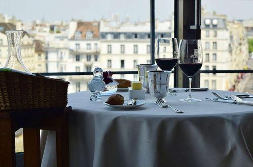 在塞纳河畔吃瓜,品味法国风情，共享夏日瓜果盛宴