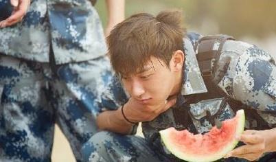 台湾艺人吃瓜图片,意外捕捉娱乐圈幕后趣闻