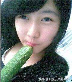 美女在河里吃瓜