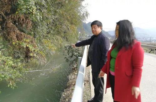 姑娘扔竹竿吃瓜,一场别开生面的趣味食事