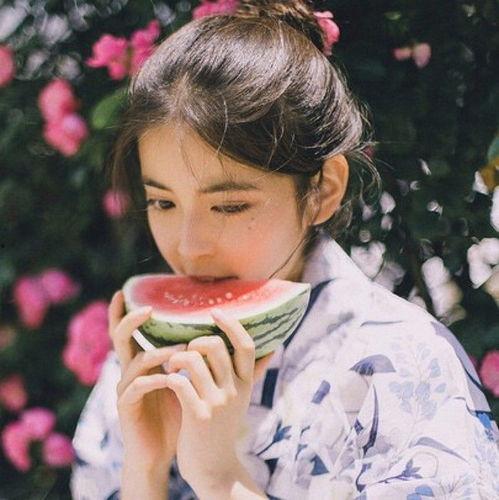 女生宣传吃瓜,揭秘网红吃瓜背后的故事